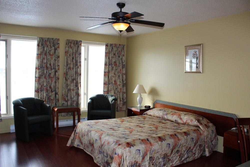 Quatre Saisons Hotel 2*